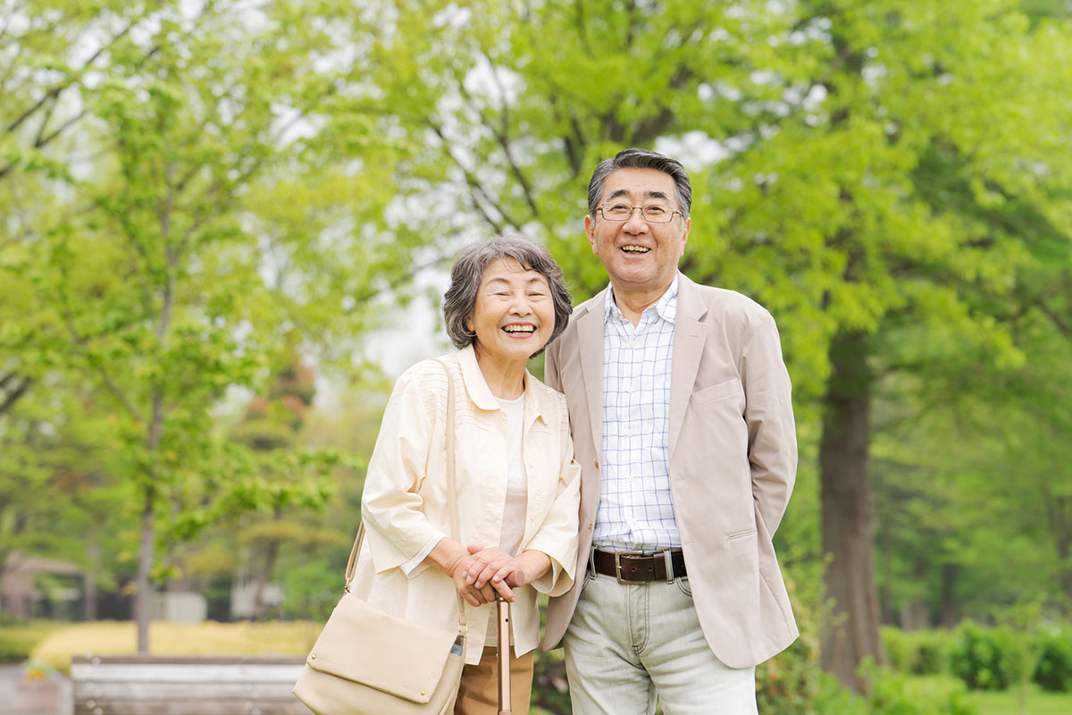 緑の多い公園と家族のイメージ