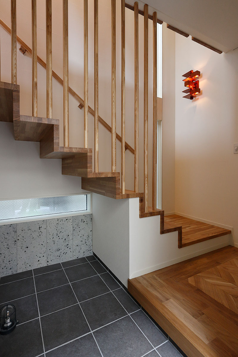 窓から光が差し込む玄関ホール