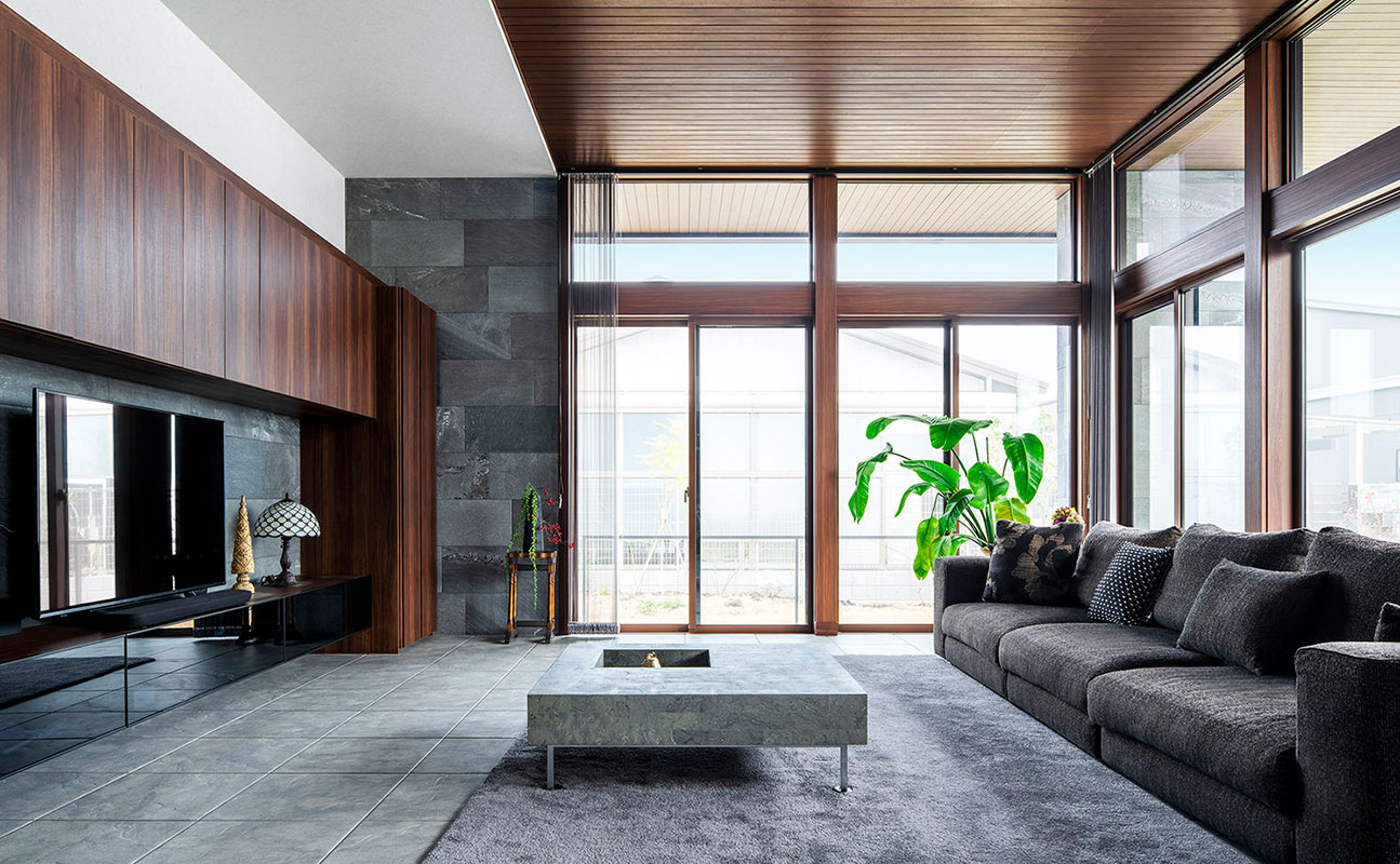 庭とつながる開放的なリビング