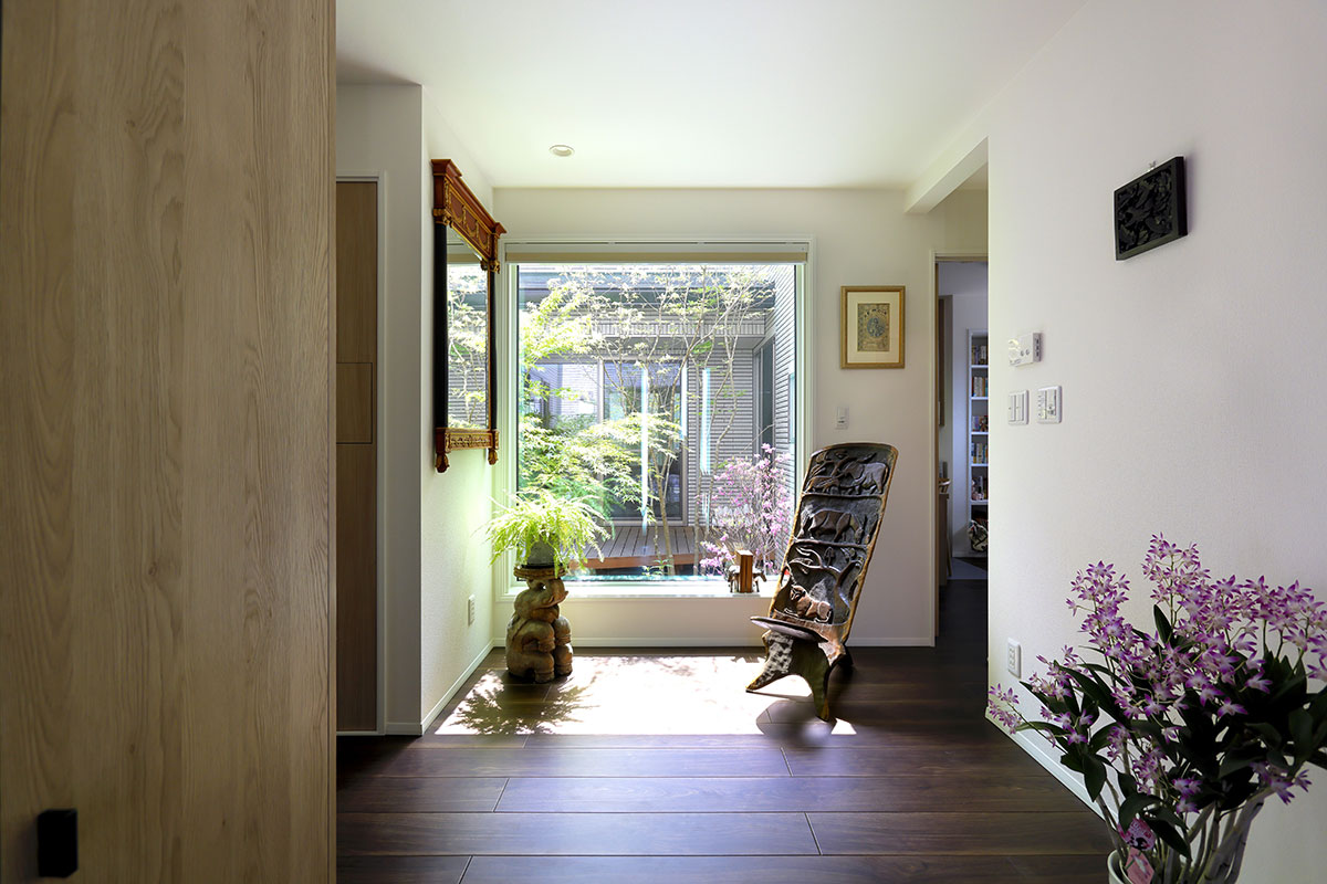 玄関からの中庭の眺め