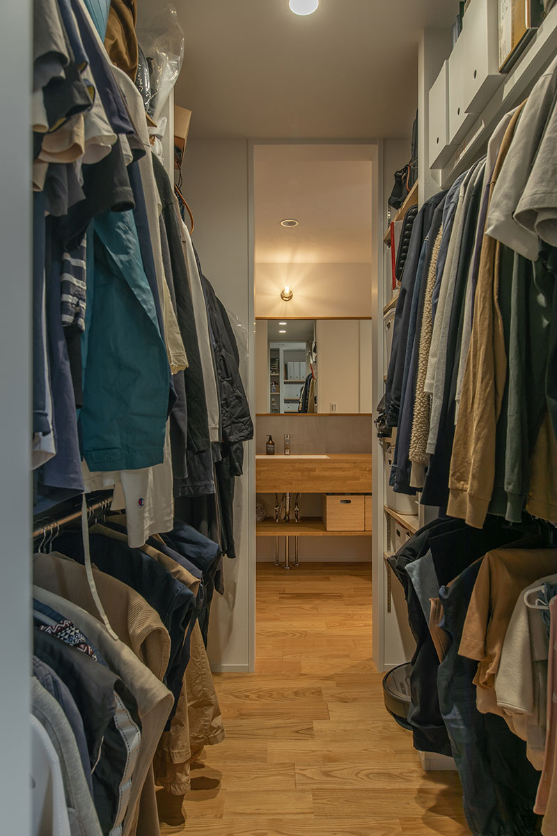 ウォークスルータイプのクローゼットの実例