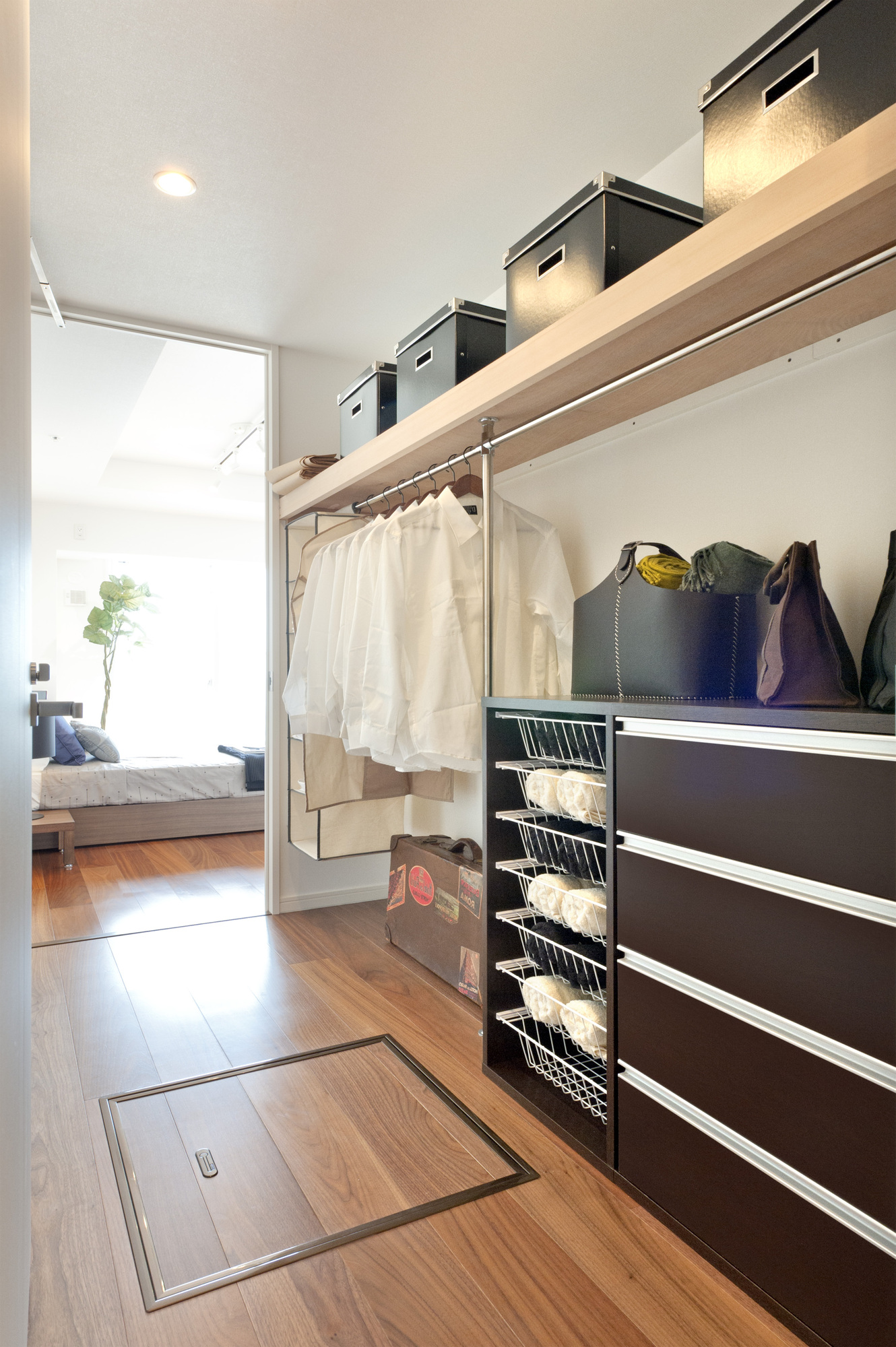 整理整頓されたウォークインクローゼット