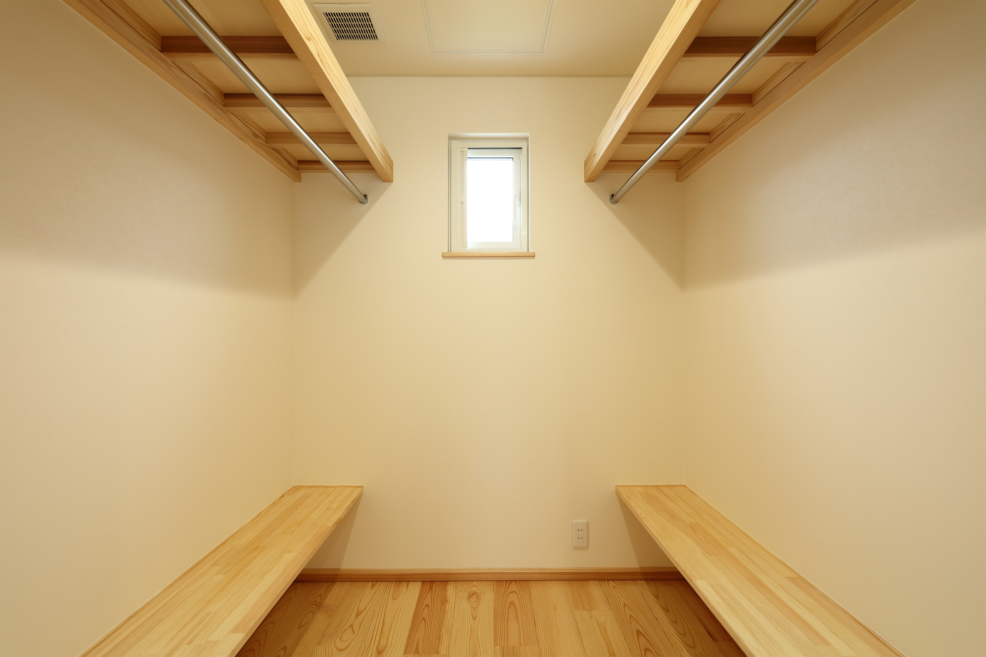 コンセントを設置したウォークインクローゼット