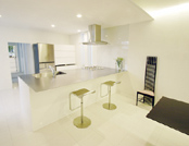 キッチンにカウンターテーブルを設けてカフェ風に演出。軽食をとったり、お喋りしたり、使い勝手がグンと良くなります。LDには幅広く対応できる大テーブルをひとつ。 キッチンにカウンターテーブルを設けてカフェ風に演出。軽食をとったり、お喋りしたり、使い勝手がグンと良くなります。LDには幅広く対応できる大テーブルをひとつ。