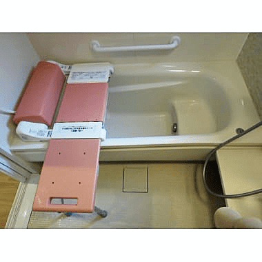 バスリフトとトランスファーボードを導入した浴室のアフター写真
