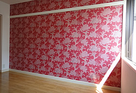 「壁一面に施工された選べるクロスの一例