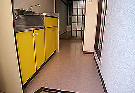 扉にシート加工を施したキッチン