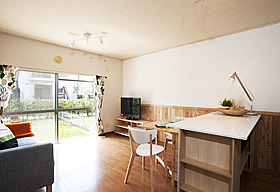 白いクロスの壁に板張りと漆喰塗りを施し、イメージを一新