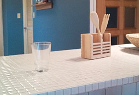 モザイクタイルでオシャレなキッチンカウンターを作成