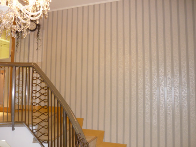 自由が丘店には地下1階から3階まで各階に異なる壁紙が使われている