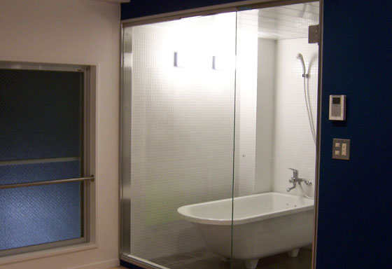 高級ホテルを思わせるガラス張りのバスルーム