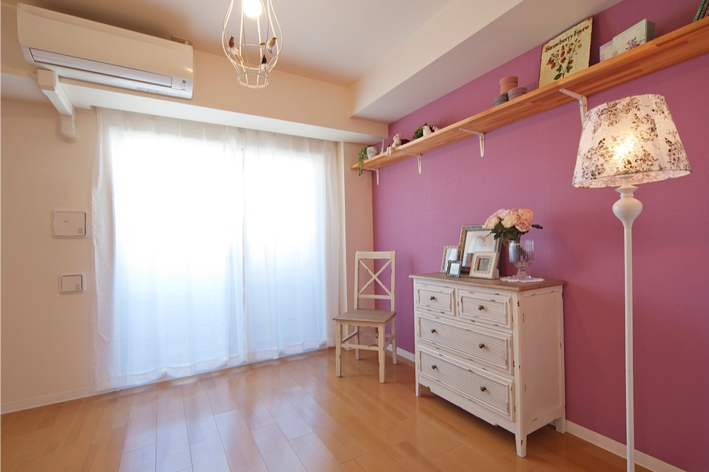 ＜モデルルーム１＞鮮やかなピンクのクロスでフレンチテイストに。白い家具が映える大人女子の部屋