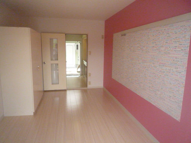 居室の壁一面を印象的なデザインクロスに