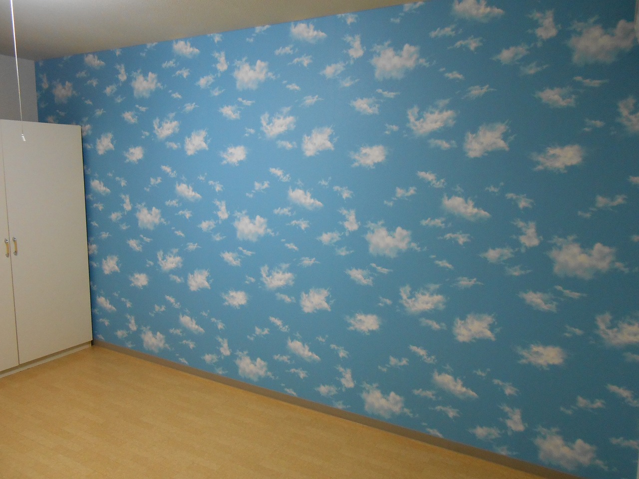 開放感を演出する青空風の壁紙