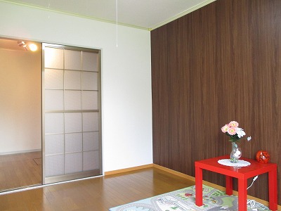 実際の施工例。700～800枚の壁紙から入居者に選んでもらい、引き渡した