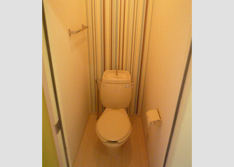 同じくガールズ部屋のトイレ。物件によってはトイレの壁紙も変更可能