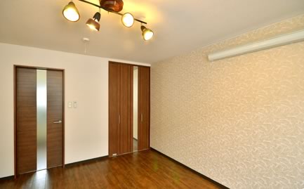 こちらはややモダンなイメージに。照明も変更して大人の雰囲気