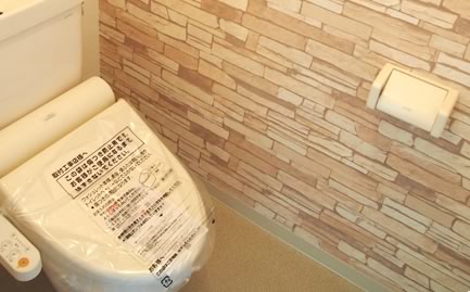 トイレの1面の壁をデザインクロスに変更