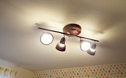 ライトを印象的なデザイン照明に変えるだけで、スタイリッシュな装いに