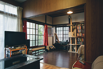 一番大きく変えたのは１階和室。奥の洋室と二間続きのリビングに