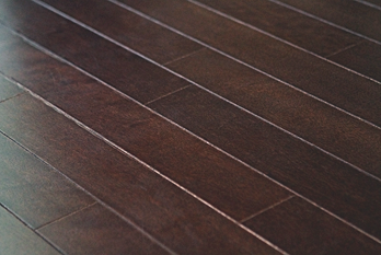 予算は抑えつつ、こだわって選んだ木材。プロの手で張られ、しっかりとしたフローリングの床に