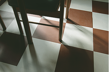 隙間なく並べたタイルは近くで見ても違和感がなく、もともとの床のよう