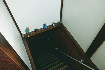 真っ白に生まれ変わった壁に、濃い色の柱と置き物が映える