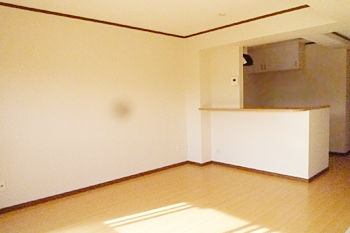 ベーシックなビニールクロスだと、かなりシンプルな印象（写真は同間取りタイプの別室）