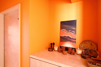 暖かいオレンジ色の玄関。出勤前も帰宅時も、気持ちが明るくなるように色を選んだ