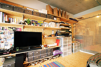 まずテレビの位置を決め、バランスを考えて小物を並べていった