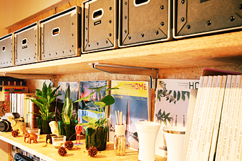 棚の目立つ場所は、趣味や仕事で携わった作品のスペースに