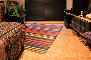 木の質感が心地よい床。一般的なフローリングに比べ、汚れも目立たない