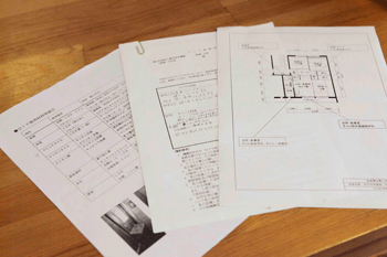 費用や材料など、モデルルームの施工内容を記した資料を参考にプランを練った