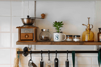 元々あったアルミの食器棚を取り外して、取り付けたキッチンの棚は妻のお気に入りポイント