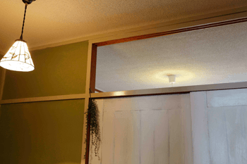 和室の戸の上の部分の空間は、これから窓枠を作って、シートを張り、飾り窓風にする予定