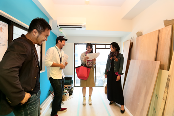 打ち合わせは必ず現場で行う。部屋ができていく過程を入居者が目の当たりにすることで「自分がつくっている」意識が生まれ、さらに愛着が湧くという