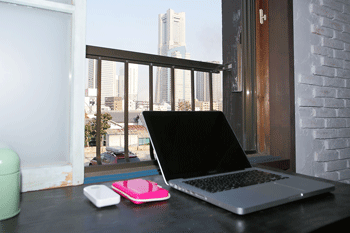 住宅街の坂道を登り切った高台にあるTさん宅。 2階からは横浜ランドマークタワーを望む