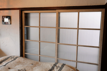 既存の窓の内側に新たに設けた窓枠。これもプロの仕事