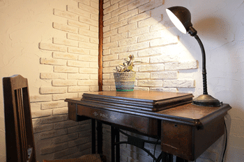 アンティークのミシン台は友人からの頂き物。 今はデスクとして使用している