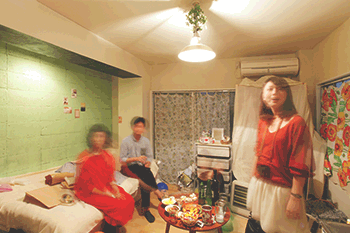 完成した部屋に友人を招いてお披露目パーティー