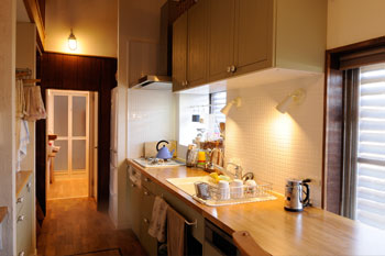 キッチンから洗面スペースを真っ直ぐつなぐ動線。最小限の動きで家事がこなせるよう工夫がされている