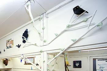 柱を使ったシンボルツリー。枝の上ではカラスやフクロウが羽根を休めている