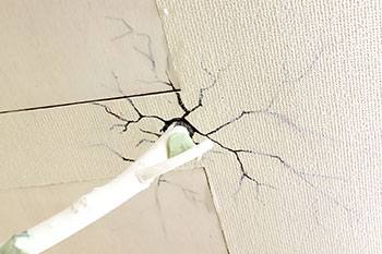 天井を突き通すヒビ割れを手描きで表現。細部まで芸が細かい