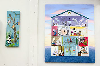 背景にある物語を想像させる、Harucaさんのアクリル画。手製のシンボルツリーは、ここに描かれている樹木を再現したものだという