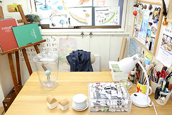 Harucaさんのワークスペース。イラストなどはここで、大きな作品を描く際は広い作業台に移動する