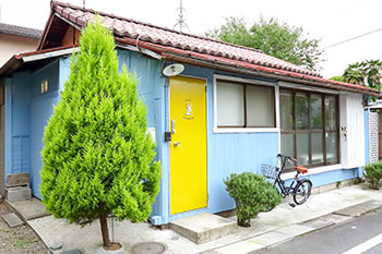 今では見違えるように鮮やかな外観に。気分によって、塗り替えることもある。入居時にHarucaさんが植えたシンボルツリーも今ではこんなに大きく！