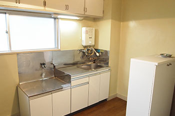 【Before】シンプルでとくに不便さは感じないものの、築40年超えの古さを感じるキッチン