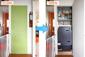 左）明るい緑色にペイントしたドアには黒板塗装を施し、メモや伝言板として利用している／右）ドアを開けると洗濯機置き場。上部には棚を黄設置し、収納スペースとして空間を無駄なく使っている