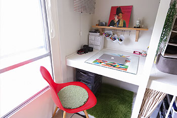 押入れをリノベして作ったワークスペース。デスクとして、高さも幅も奥行きもあつらえたかのようにぴったり