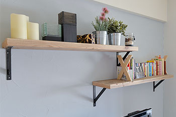 最後は左官職人さんに仕上げてもらい完成。優しい色合いのカラーによりシンプルな壁面に個性が現れた。棚には観葉植物や愛読書をディスプレイ